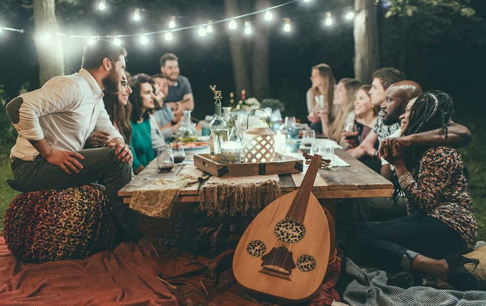 Manteniendo la fiesta en casa: 7 maneras de llevar el ambiente de una salida nocturna a tu propia casa