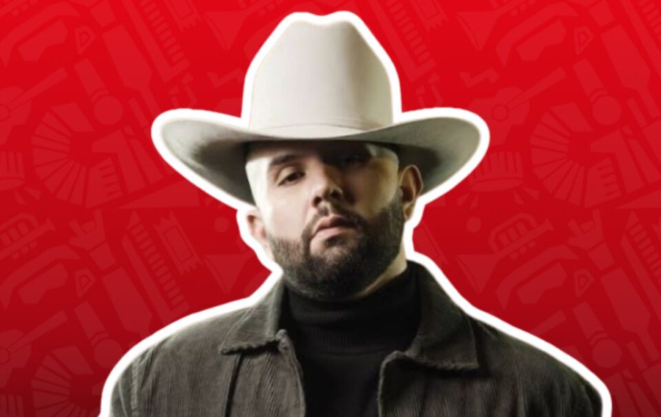 ¿Por qué Carin León siempre lleva el sombrero chueco?