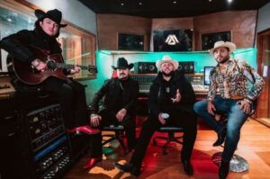 El Fantasma, Los Dos Carnales y Gerardo Díaz lanzan “Claro y Recio”