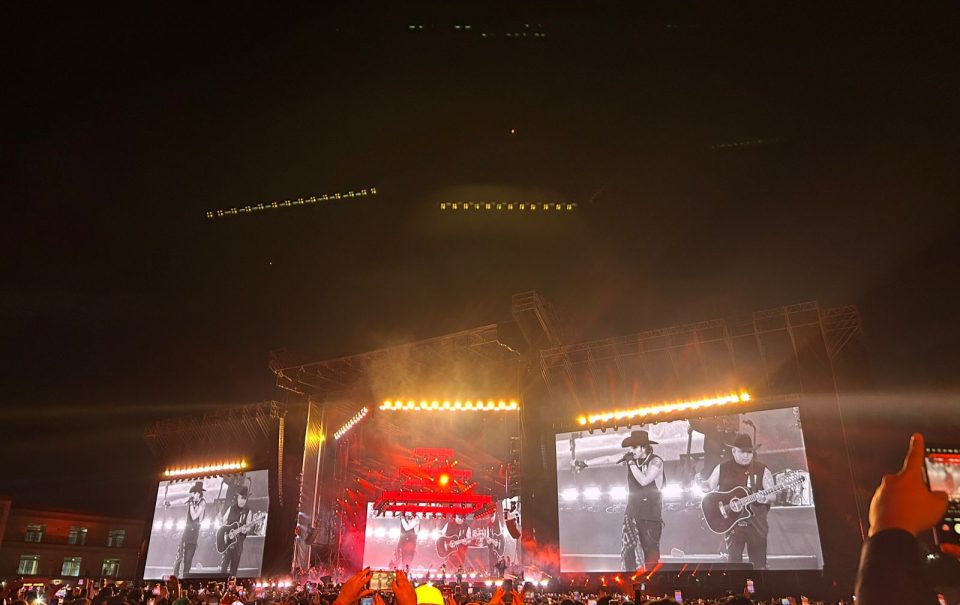 Desafía la lluvia y conquista: así se vivió el concierto Fuerza Regida en el Estadio GNP