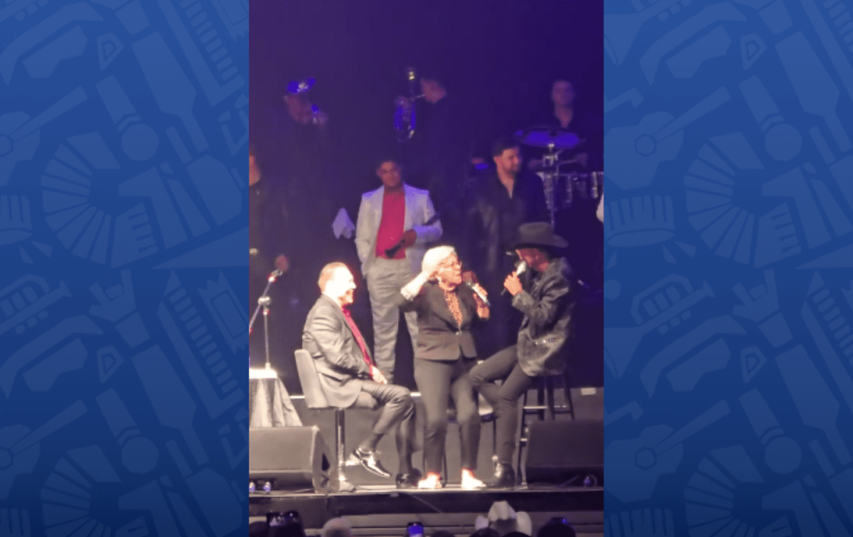 VIDEO: Luis Ángel “el Flaco” cumple sueño a abuelita y la sube a cantar al escenario