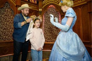 Poncho Lizárraga y su familia viven experiencia mágica en Disneyland; celebran su 70 aniversario