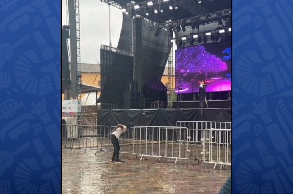 Yessi Villa canta para un fan en Feria de Zacatlán