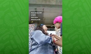 VIDEO: Cantante es golpeada por extranjera mientras cantaba canción de regional