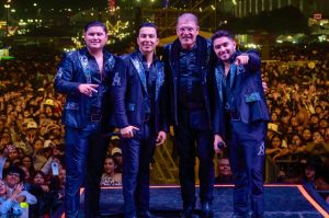 Vocalista de La Arrolladora no pudo viajar a EU, no lo dejaron subir al avión