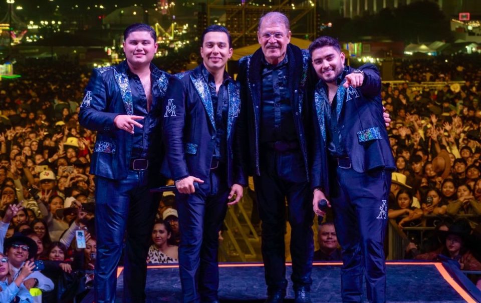 Vocalista de La Arrolladora no pudo viajar a EU, no lo dejaron subir al avión