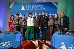 “El Flaco” Guzmán y Oscar Maydon participan en Latin Grammy en las Escuelas con donación de instrumentos
