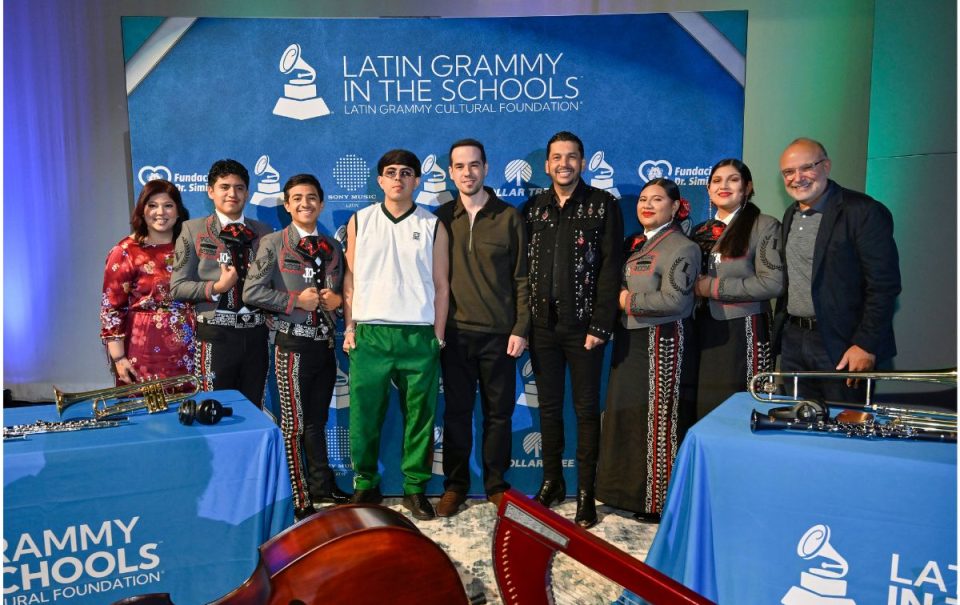 “El Flaco” Guzmán y Oscar Maydon participan en Latin Grammy en las Escuelas con donación de instrumentos