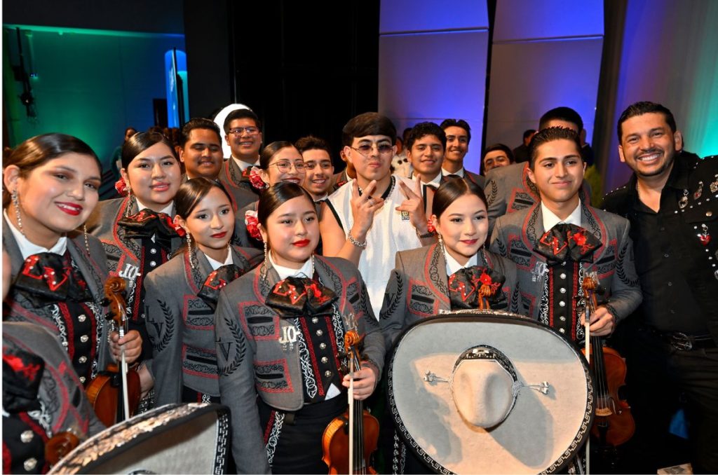 Oscar Maydon y El Flaco Guzmán asisten a donación de instrumentos musicales a la Las Vegas High School y SLAM Nevada