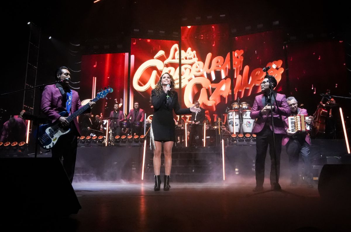 Lucero regresó una vez más al escenario para cerrar el concierto con 