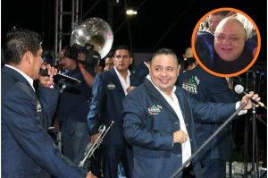 Cambió los aplausos por el volante: el vocalista de exitosa banda que ahora es taxista