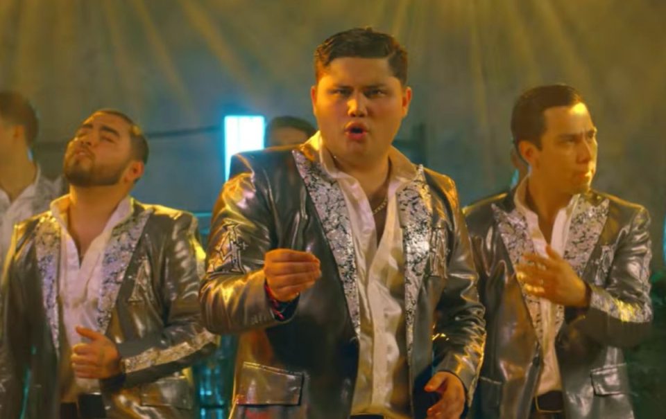 “Descuidé”, La Arrolladora Banda el Limón: Letra y significado.