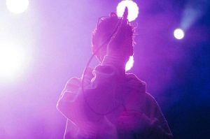 ¿Cómo contactar a un artista grupero favorito para un evento privado?