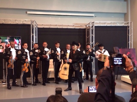 CHRISTIAN NODAL LE ORGANIZA FIESTA SORPRESA A SU PAPÁ