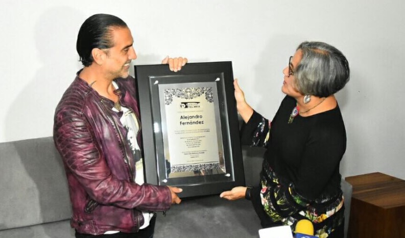 ALEJANDRO FERNÁNDEZ RECIBE PREMIO EN GUADALAJARA