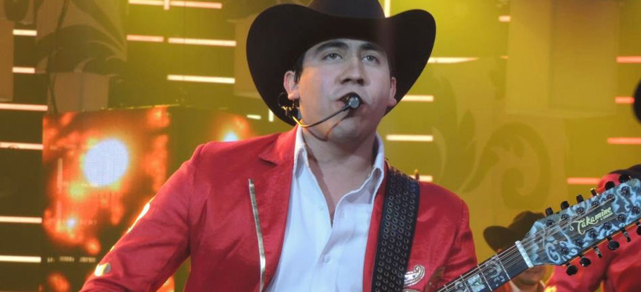 Armando de Calibre 50 presenta al amor de su vida