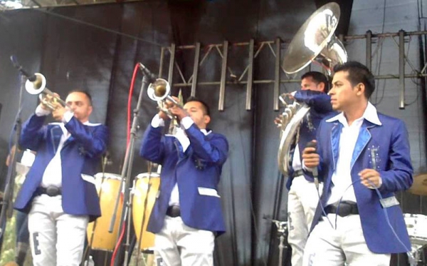 Banda La Ejecutiva con un bombón