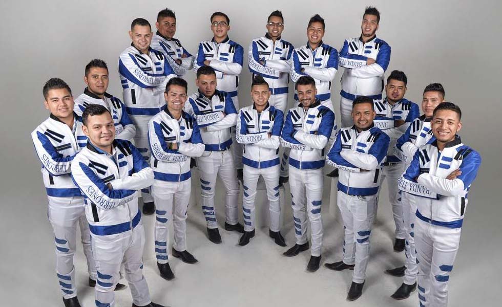 ¡VOCALISTA DE BANDA TERRONES CONFIESA QUE GUARDA CONTENIDO ARDIENTE EN SU CELULAR!