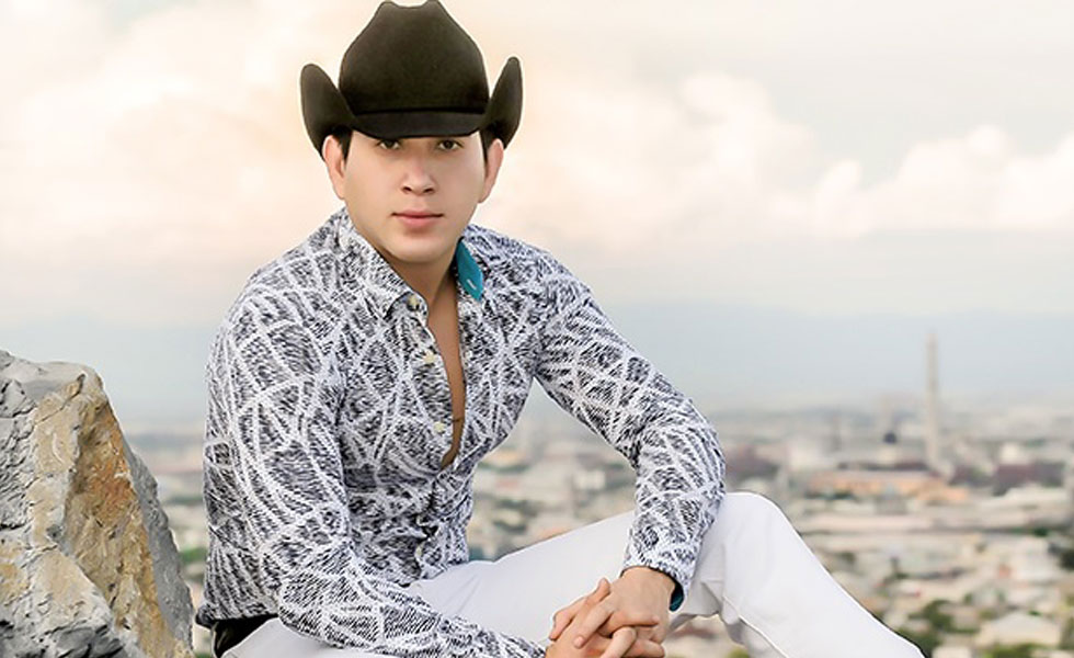 El Bebeto recibe un peculiar regalo de parte de su novia