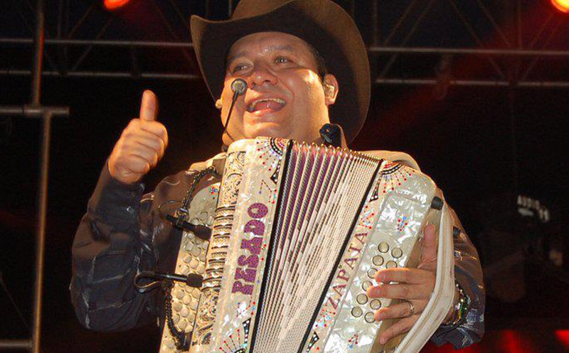 Beto Zapata de Pesado sorprende con sus mejores pasos de baile