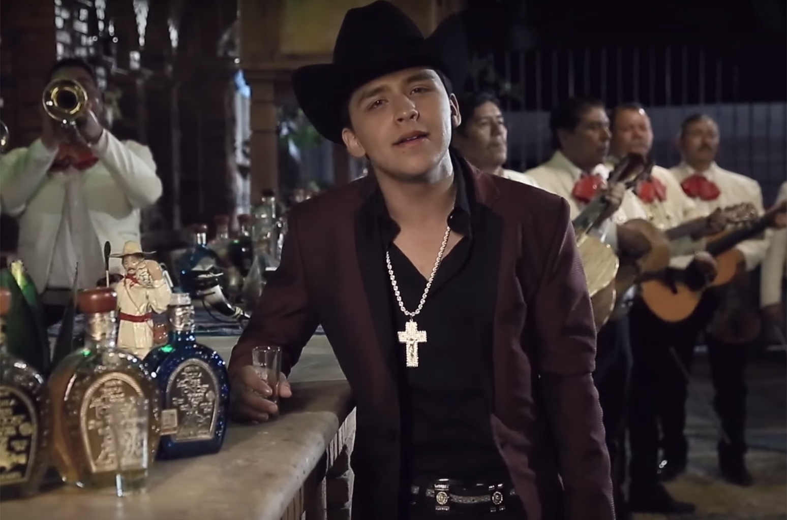 CHRISTIAN NODAL ESTRENA NUEVO SENCILLO “ME DEJÉ LLEVAR”