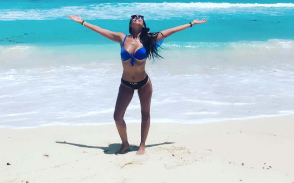 MORENA DE FUEGO: CYNTHIA URÍAS ARDE EN LA PLAYA