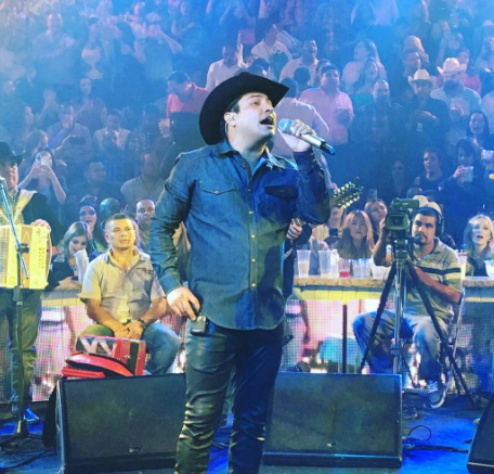 Espinoza Paz defiende a Julión Álvarez