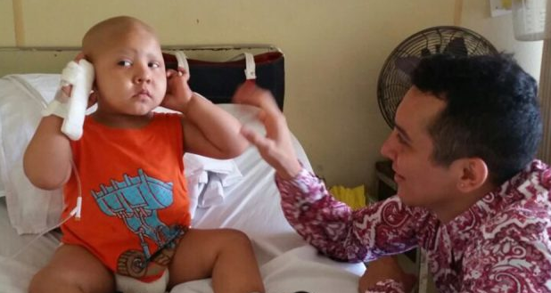 Edwin Luna visita a niños con enfermedad terminal