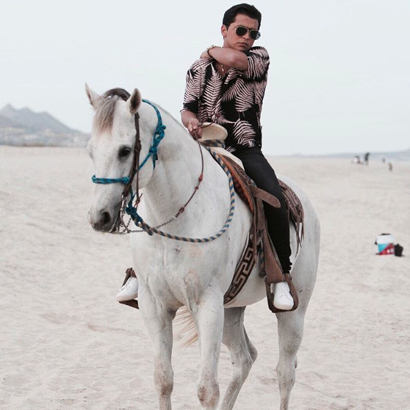 Christian Nodal en caballo