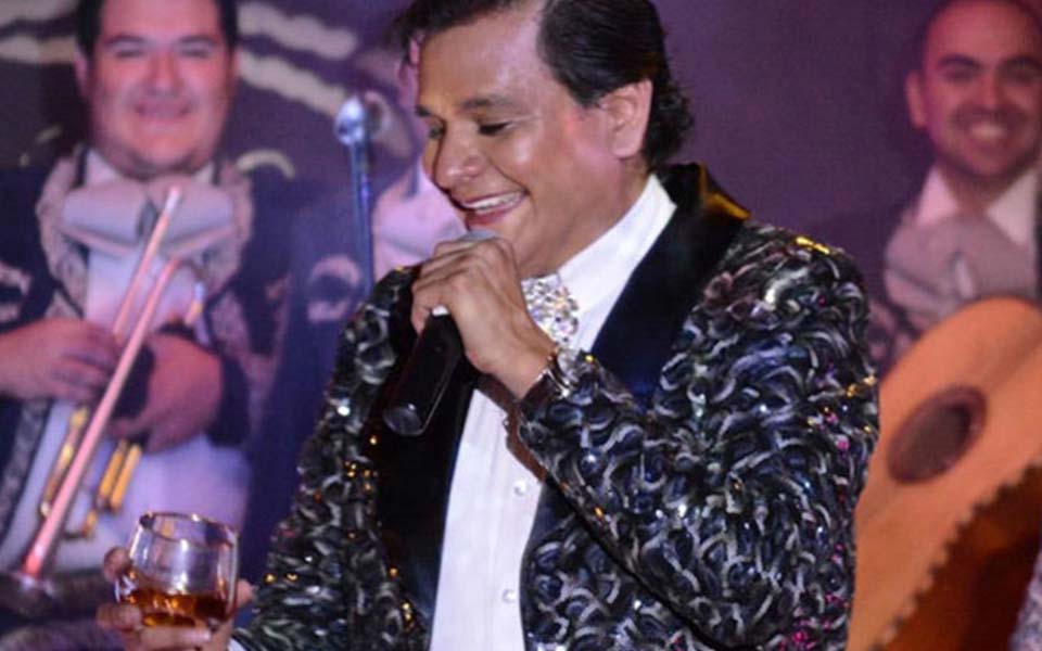 “LA VOZ GEMELA DE JUAN GABRIEL” ES ASESINADO FRENTE A SU HIJO