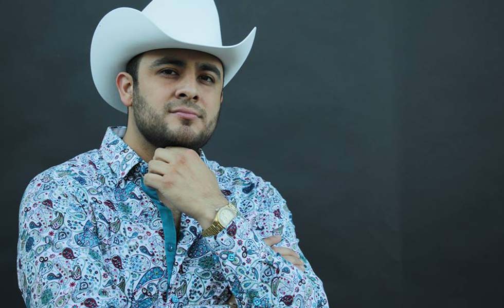 FRANCISCO ELIZALDE ESTRENA EL VIDEO “COMO ME DUELE”, PARTE DEL TRIBUTO A “EL GALLO DE ORO”