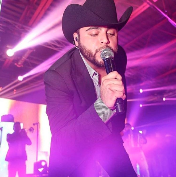 Gerardo Ortiz cantando