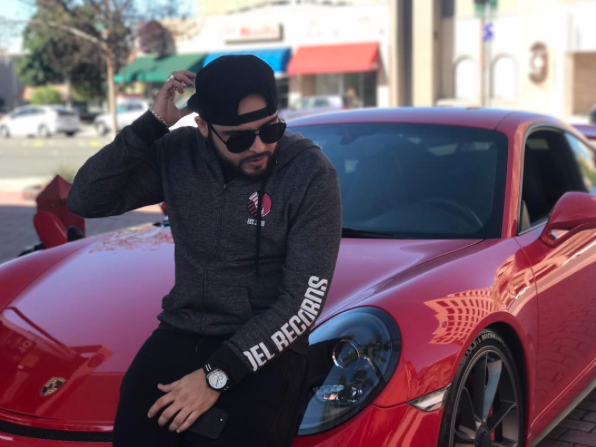 Gerardo Ortiz recargado coche