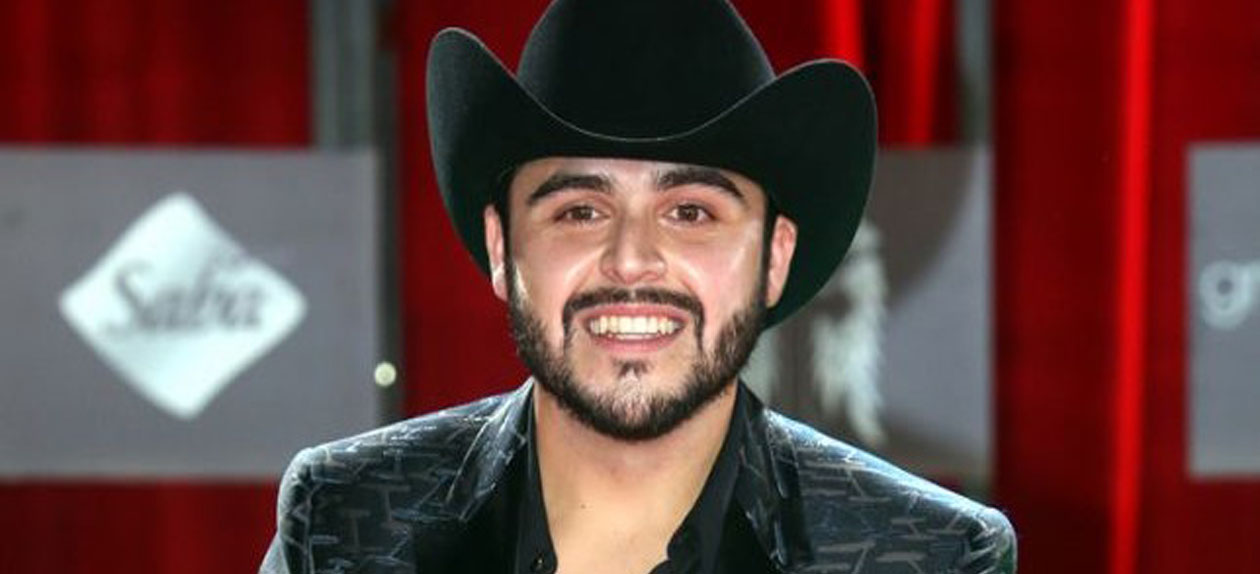 Gerardo Ortiz se convierte en Santa Claus