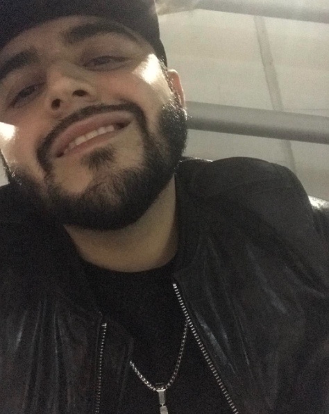 Gerardo Ortiz sonriendo