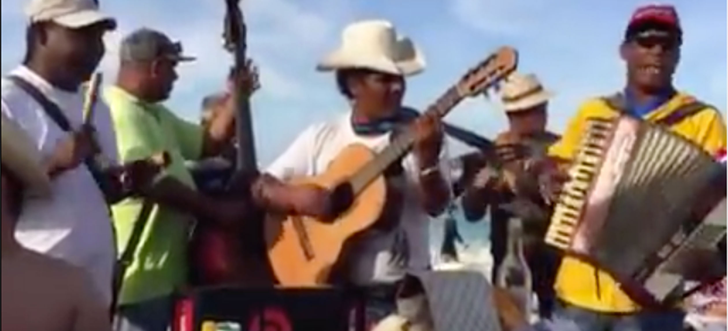 Grupo cubano interpreta canciones gruperas