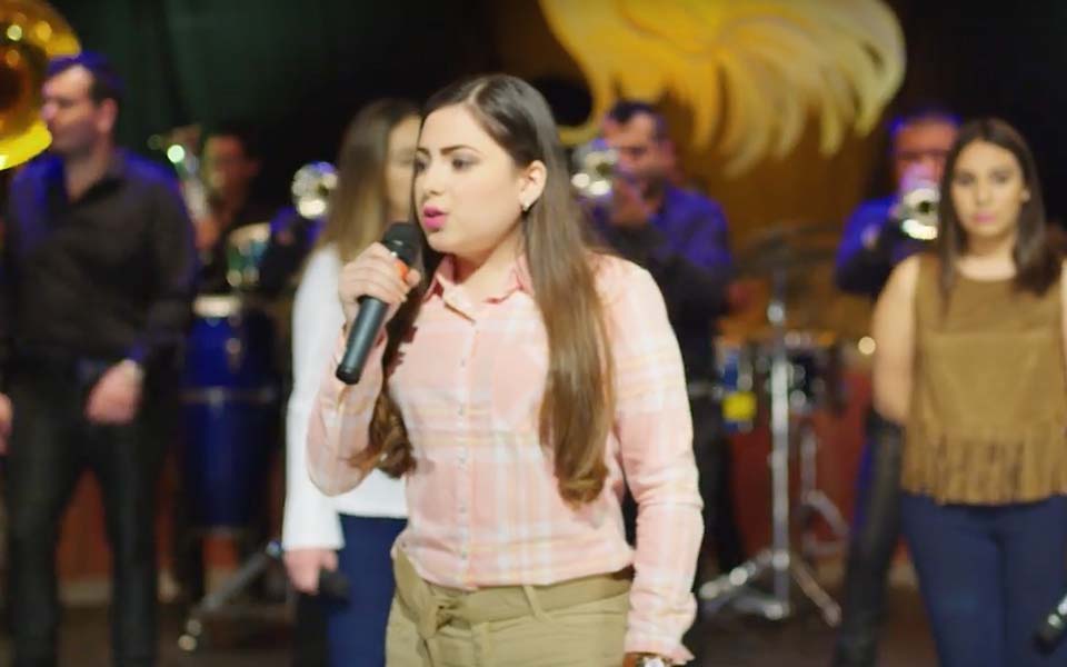 VIDEO: HIJAS DE VALENTÍN ELIZALDE INTERPRETAN “SOBRE LA TUMBA DE MI PADRE”  | Soy Grupero