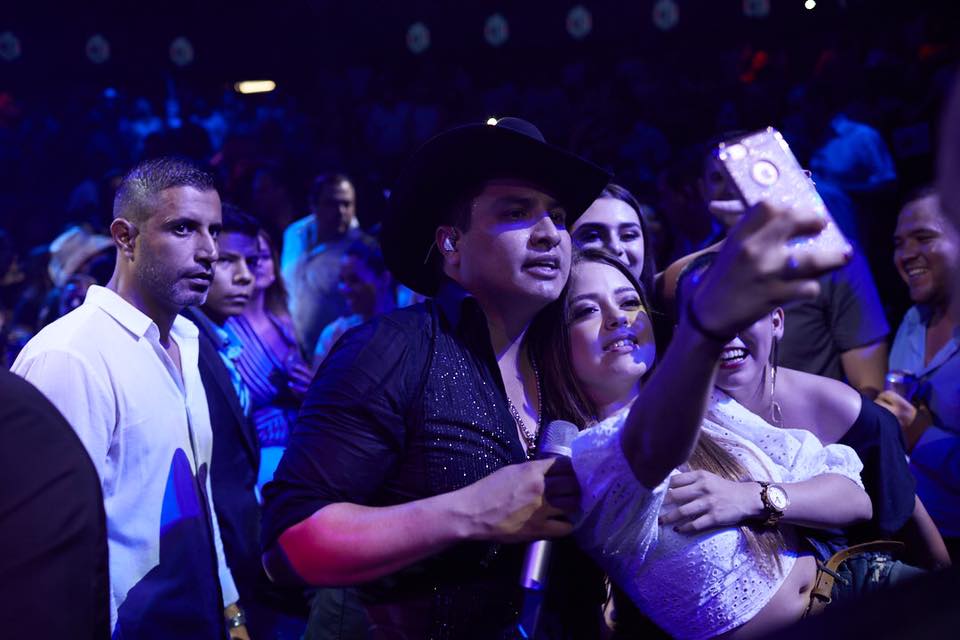 JULION ALVAREZ EN CONCIERTO