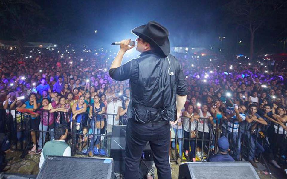 JULIÓN ÁLVAREZ ARRASA CON SU PRESENTACIÓN EN TABASCO