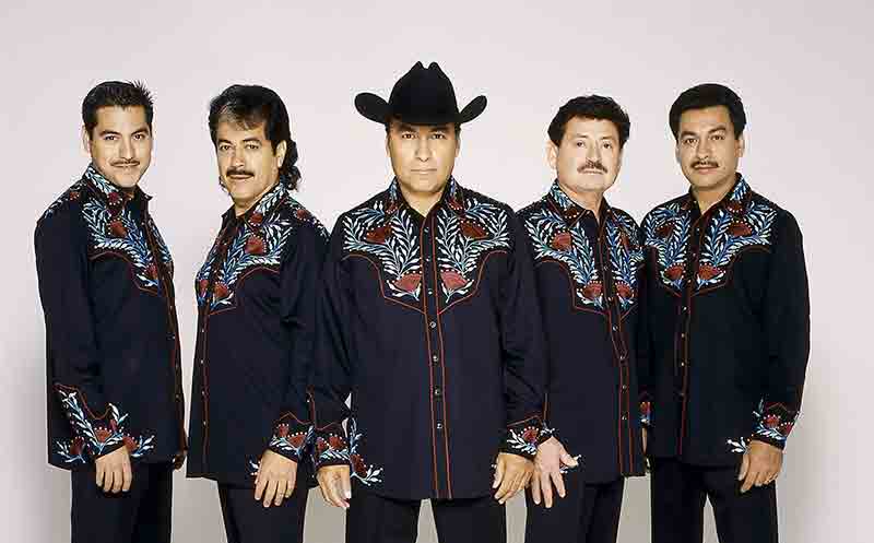 Los Tigres del Norte, por la bandera de colores