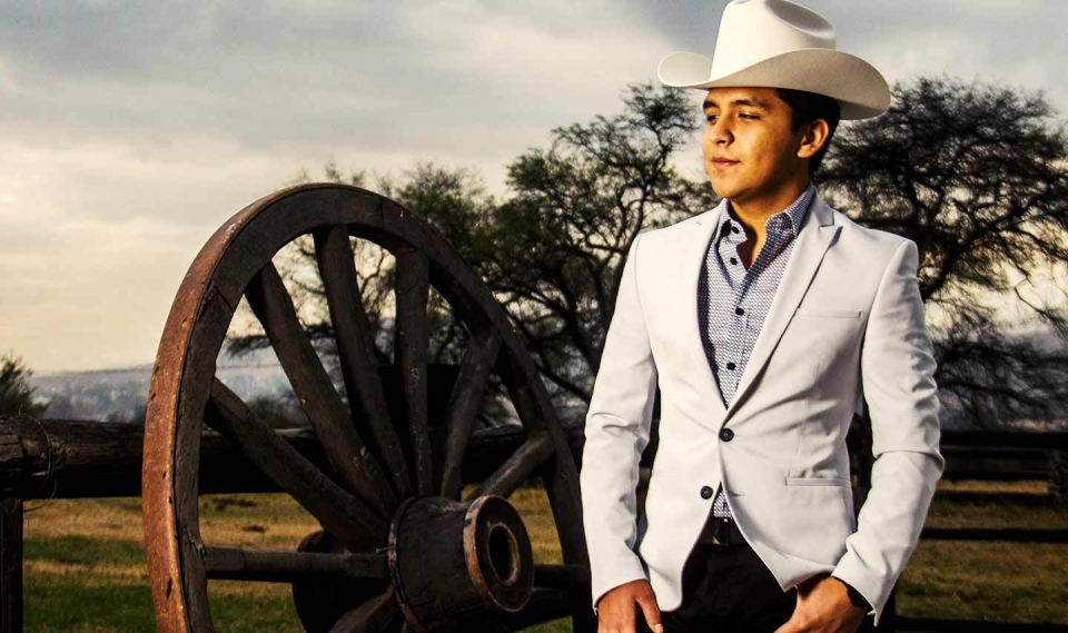 ¡CHRISTIAN NODAL SE MUESTRA MÁS ENAMORADO QUE NUNCA!