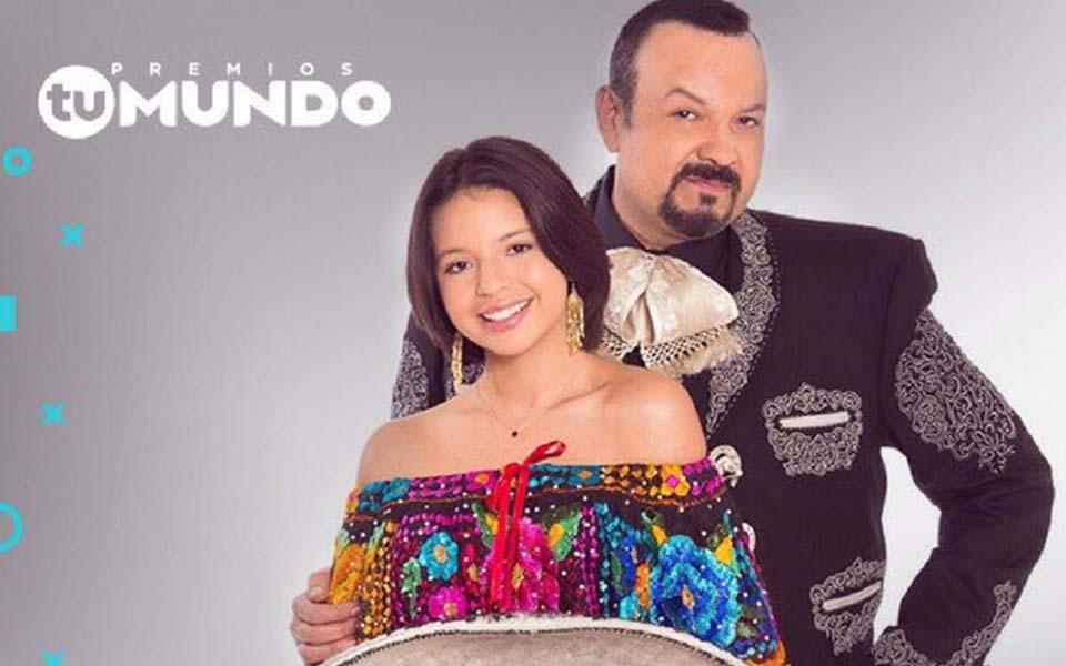 PEPE AGUILAR AL LADO DE SU HIJA ÁNGELA EN PREMIOS TU MUNDO