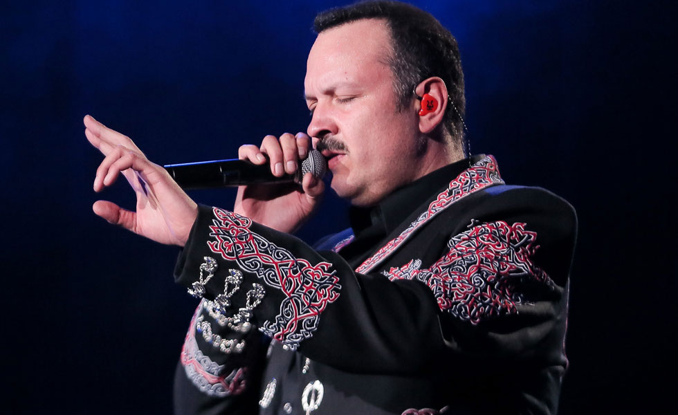 PEPE AGUILAR CELEBRA A LOS PAPÁS CON MAGNO CONCIERTO