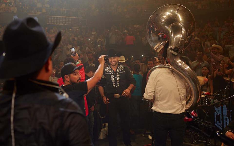 JULIÓN ÁLVAREZ SORPRENDE A SU PÚBLICO CON UN INVITADO MUY ESPECIAL