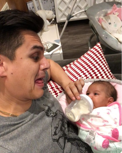 Regulo Caro y su bebé