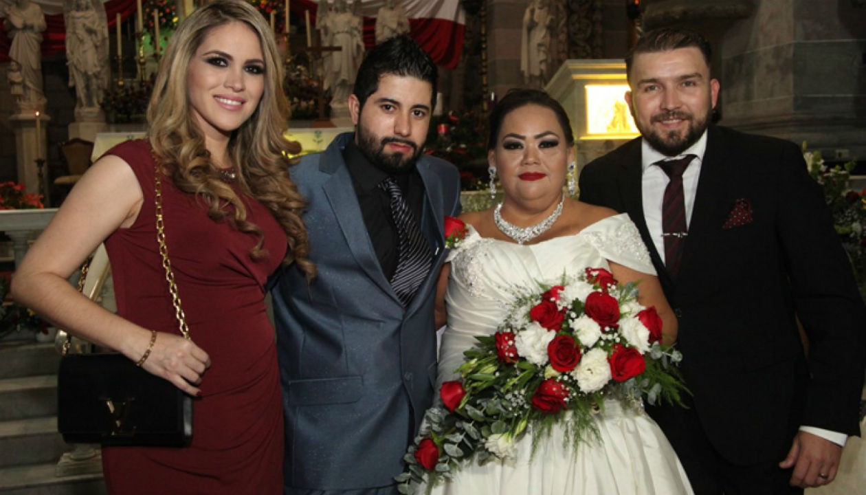 Poncho Lizárraga vocalista de El Recodo asiste a la boda de una fan