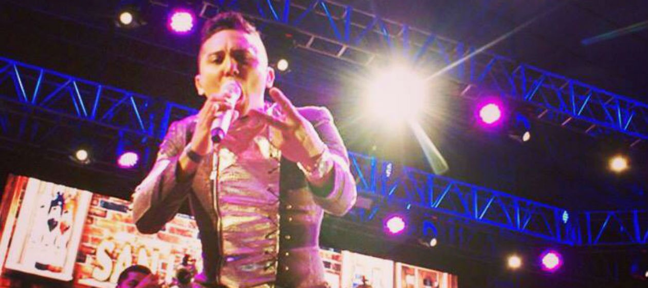 Edwin Luna sorprende a fan cantándole ¡Mira el video!