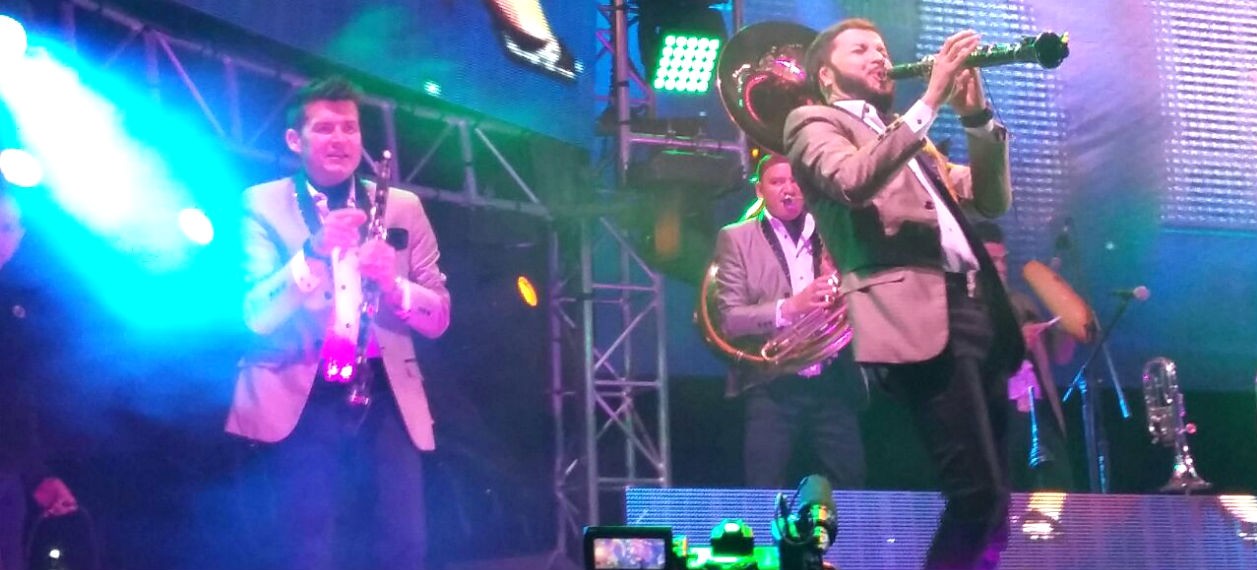 El Recodo demuestra calibre cantando una de Pink Floyd