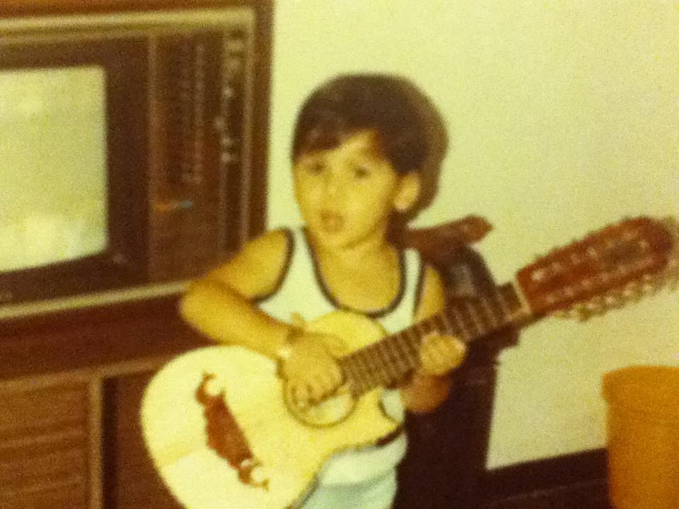 El bebé cachetón con guitarra es… ¡Ya te lo decimos!