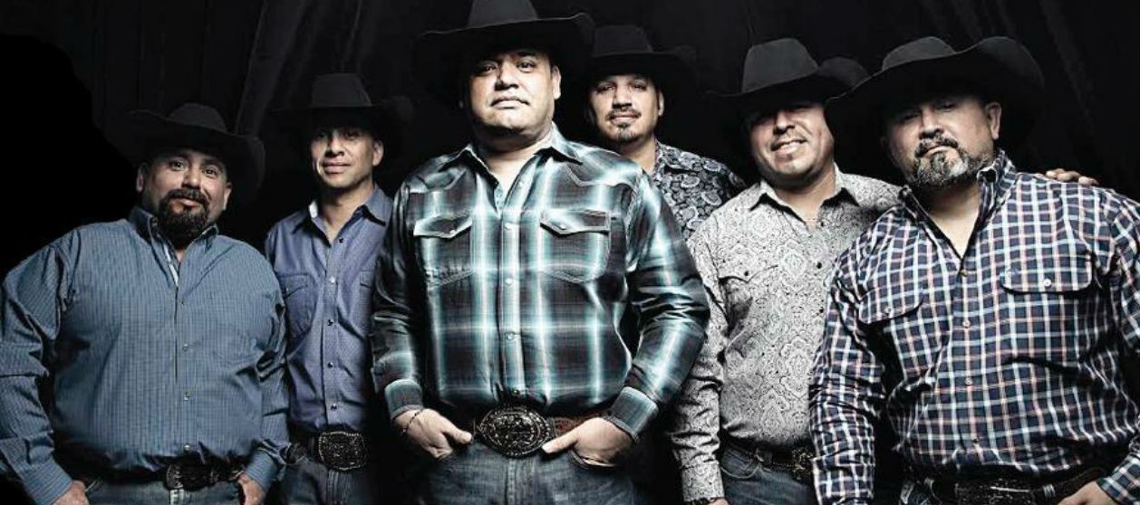 Intocable hace crítica social durante concierto en México